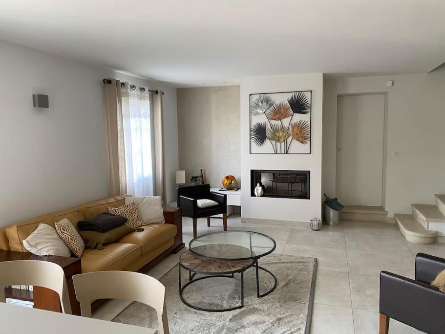 Perno Li Font Contemporaine Avec Piscine Villa *